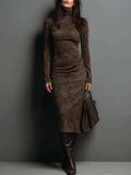 Ilaria – Vestido Midi de Gamuza con Cuello Alto y Mangas Largas