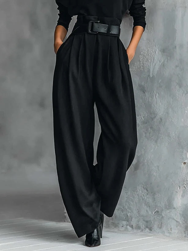 Doris – Conjunto Negro de Dos Piezas con Cuello Alto